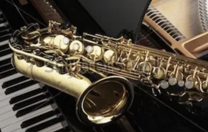 Cuarteto de piano bajo batería y saxofón para eventos